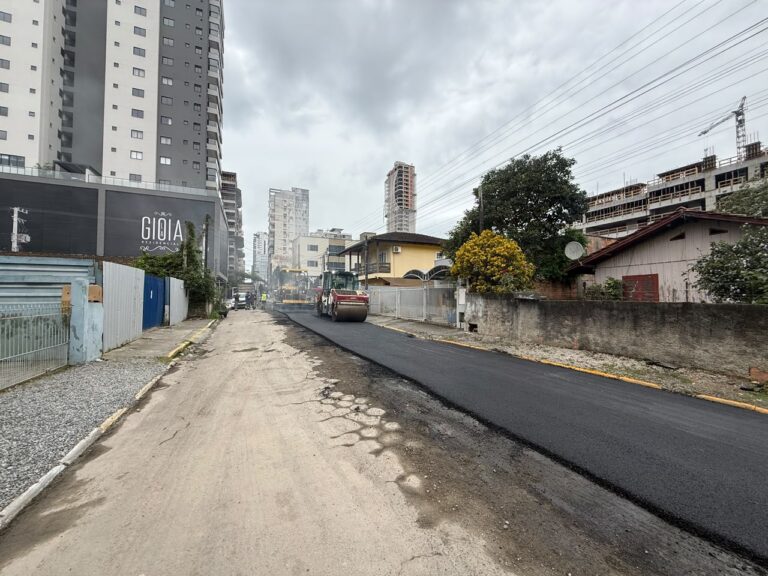 rua-250-avanca-para-etapa-de-pavimentacao-asfaltica-na-meia-praia,-em-itapema