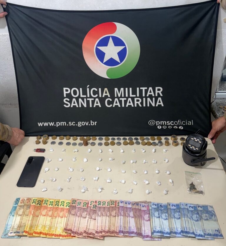 pm-apreende-52-buchas-de-cocaina-e-dinheiro-durante-acao-contra-o-trafico-em-itapema