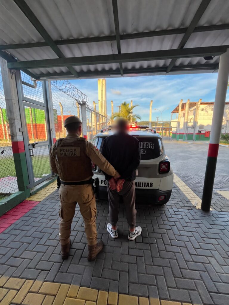 pm-cumpre-mandado-de-prisao-e-detem-homem-de-36-anos-em-camboriu