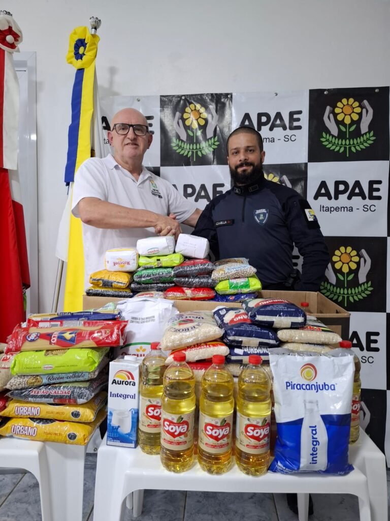 guarda-municipal-entrega-donativos-arrecadados-em-corrida-a-apae-de-itapema
