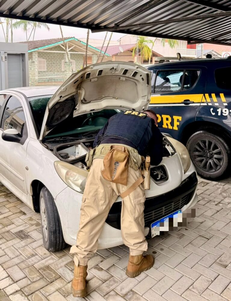 prf-recupera-em-porto-belo-carro-furtado-de-oficina-em-balneario-camboriu