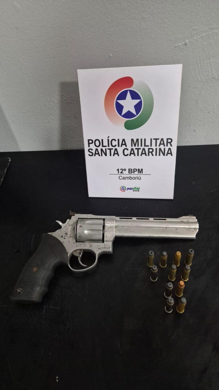Dois homens são presos com revólver e 11 munições durante abordagem em Camboriú dois-homens-sao-presos-com-revolver-e-11-municoes-durante-abordagem-em-camboriu