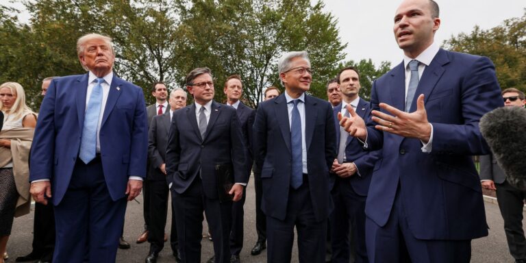 Trump anuncia autorregulação da IA por big tech em meio a temor social trump-anuncia-autorregulacao-da-ia-por-big-tech-em-meio-a-temor-social