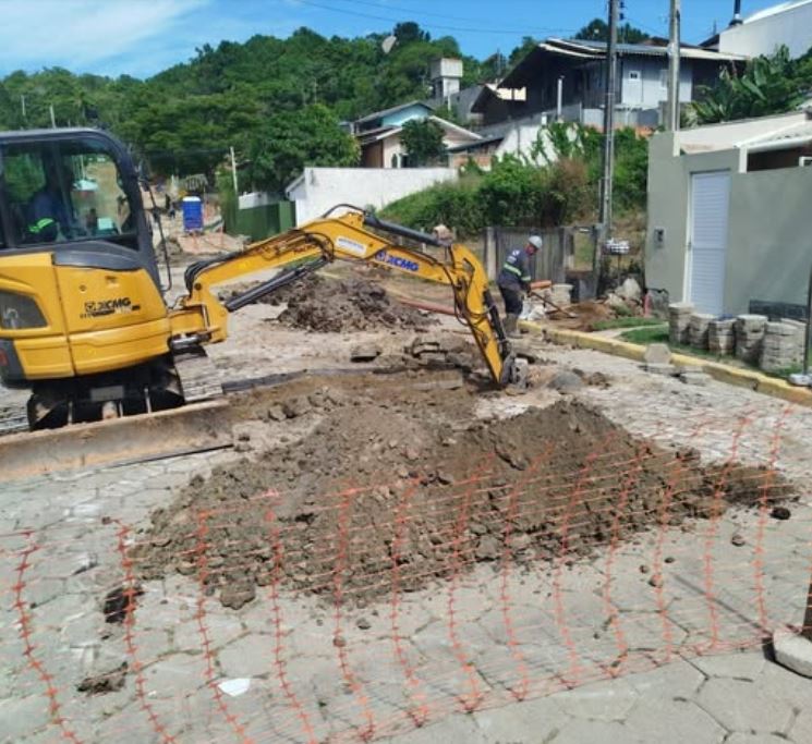 Repavimentação de ruas após obras da Águas de Bombinhas devolve vias em condição igual ou melhor à original