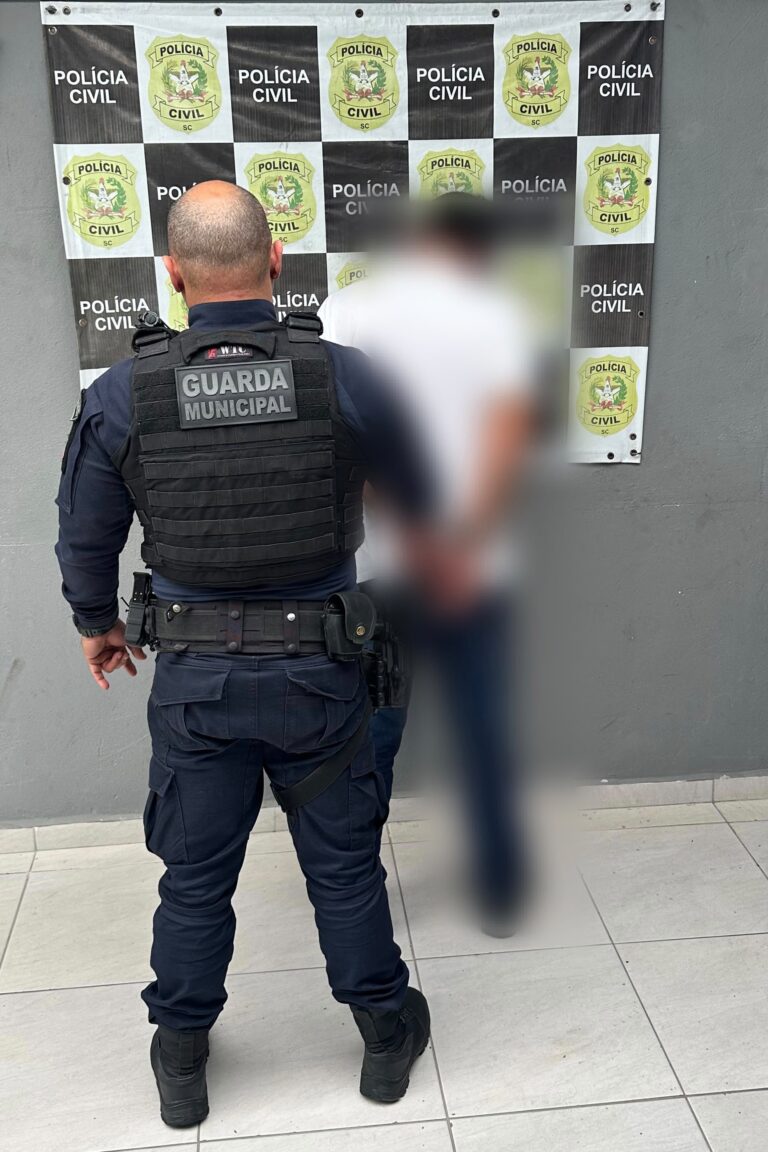 GUARDA MUNICIPAL PRENDE DOIS HOMENS POR FURTO, DANO E DESACATO