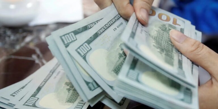 Dólar sobe 0,74% e volta a fechar acima de R$ 5 dolar-sobe-0,74%-e-volta-a-fechar-acima-de-r$-5