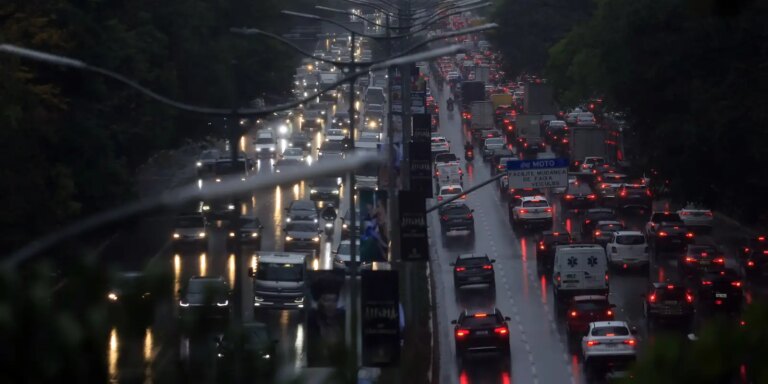 Chuva alaga ruas do centro e deixa um morto na zona norte de São Paulo chuva-alaga-ruas-do-centro-e-deixa-um-morto-na-zona-norte-de-sao-paulo