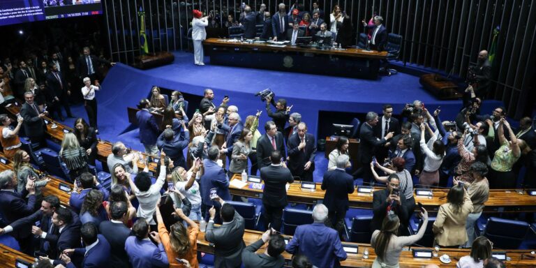 Senado aprova fim da escala 6×1 e redução da jornada de trabalho senado-aprova-fim-da-escala-6×1-e-reducao-da-jornada-de-trabalho