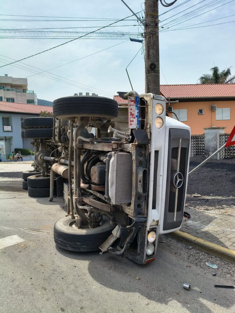 caminhao-tomba-na-descida-do-morro-de-bombas,-em-bombinhas,-e-motorista-e-levado-a-upa