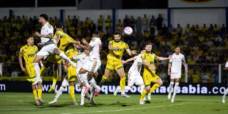com-um-a-mais,-mirassol-vence-e-complica-internacional-no-brasileirao