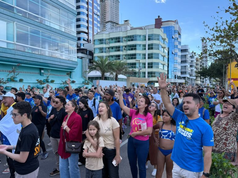 marcha-para-jesus-reune-igrejas-e-familias-na-orla-do-centro-de-itapema