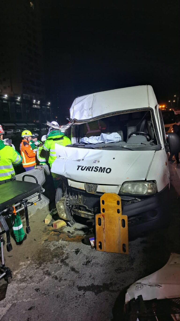 Van que voltava da Oktoberfest se envolve em acidente com caminhão na BR-101, em Itapema van-que-voltava-da-oktoberfest-se-envolve-em-acidente-com-caminhao-na-br-101,-em-itapema