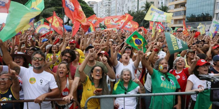 Ato em apoio à democracia e a Lula reúne milhares no Rio e Brasília ato-em-apoio-a-democracia-e-a-lula-reune-milhares-no-rio-e-brasilia