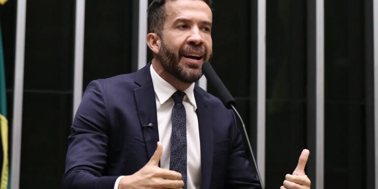 Deputado André Janones é internado com arritmia em São Paulo deputado-andre-janones-e-internado-com-arritmia-em-sao-paulo