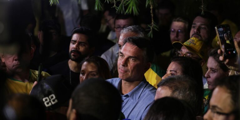 Flávio Bolsonaro impõe condições para liberar sigilos flavio-bolsonaro-impoe-condicoes-para-liberar-sigilos