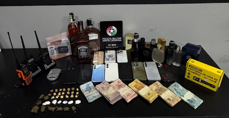 policia-militar-prende-quatro-homens-por-trafico-de-drogas-em-balneario-camboriu