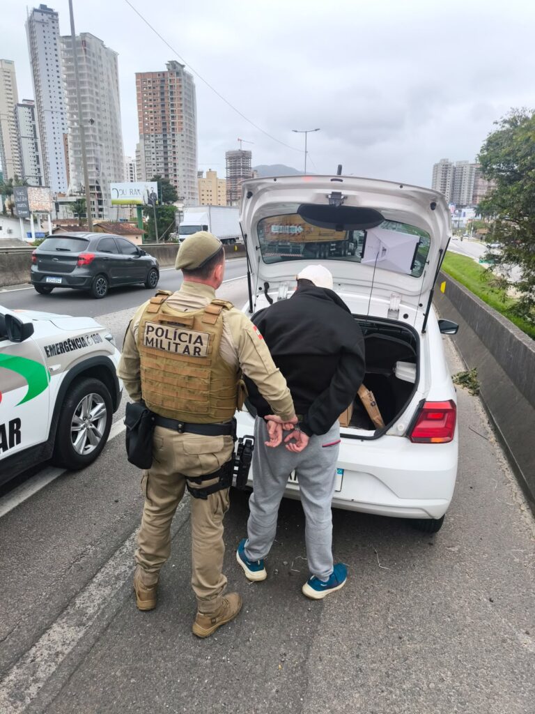 operacao-na-br-101-termina-com-prisao-e-apreensao-de-quase-30-kg-de-maconha-em-itapema