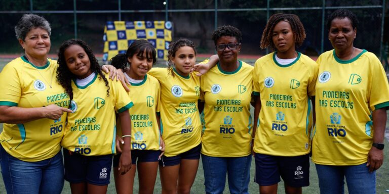 Ex-jogadoras da seleção de futebol incentivam alunas em escolas do Rio ex-jogadoras-da-selecao-de-futebol-incentivam-alunas-em-escolas-do-rio