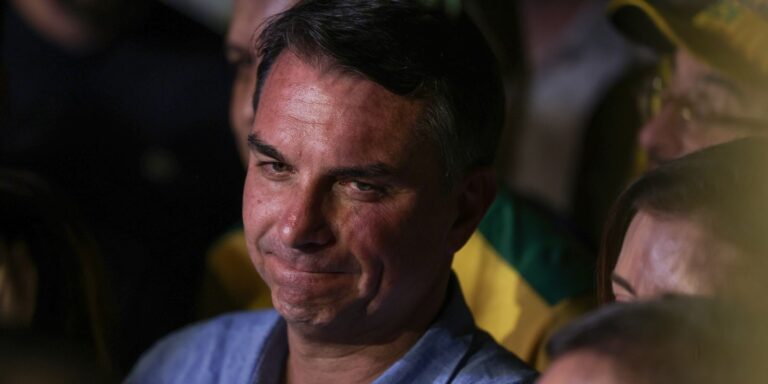 Imprensa internacional repercute fuga de Flávio Bolsonaro do Brasil imprensa-internacional-repercute-fuga-de-flavio-bolsonaro-do-brasil