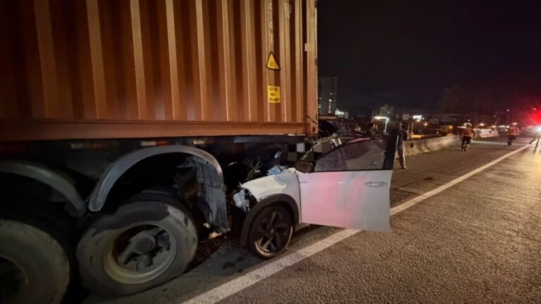 homem-de-40-anos-morre-apos-colisao-entre-carro-e-caminhao-na-br-101,-em-itapema